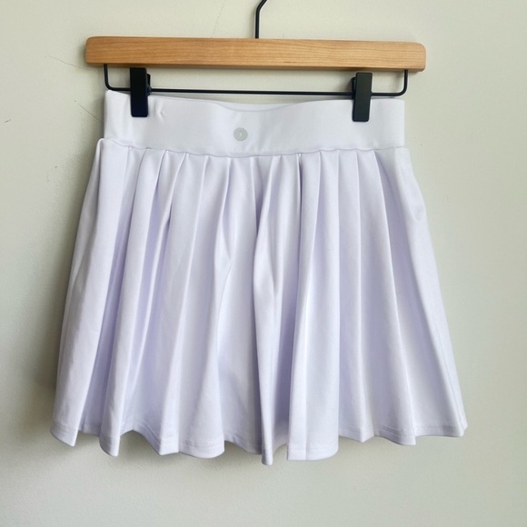 Elegant White Pleated Mini Skirt - Picture 1 of 3